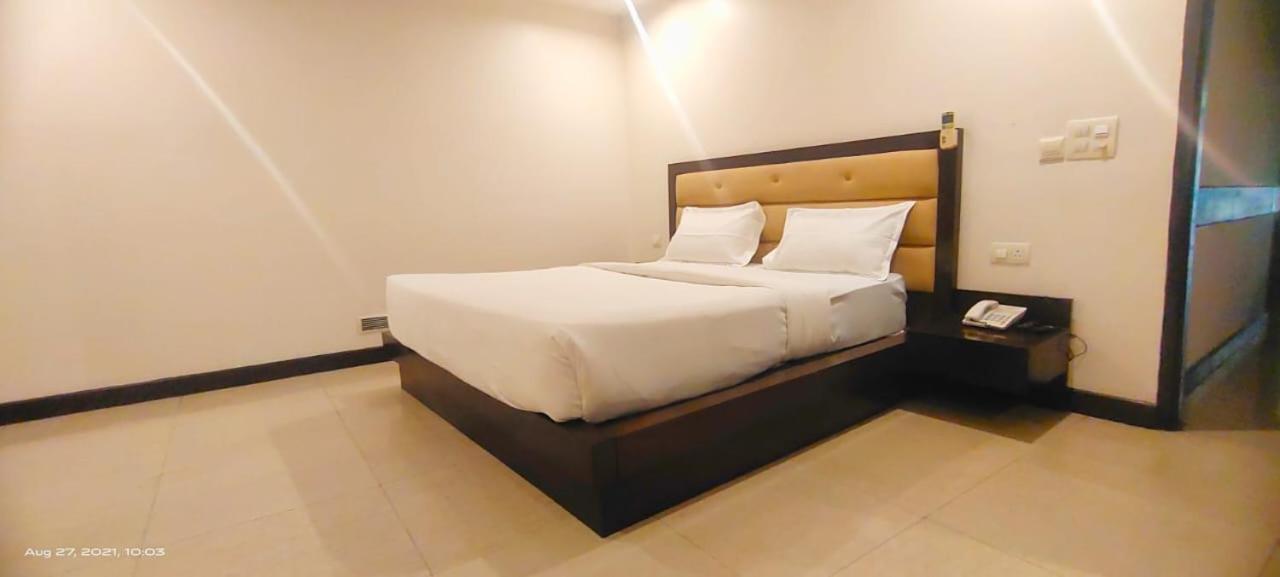 Zenith Hotel - Delhi Airport Új-Delhi Kültér fotó